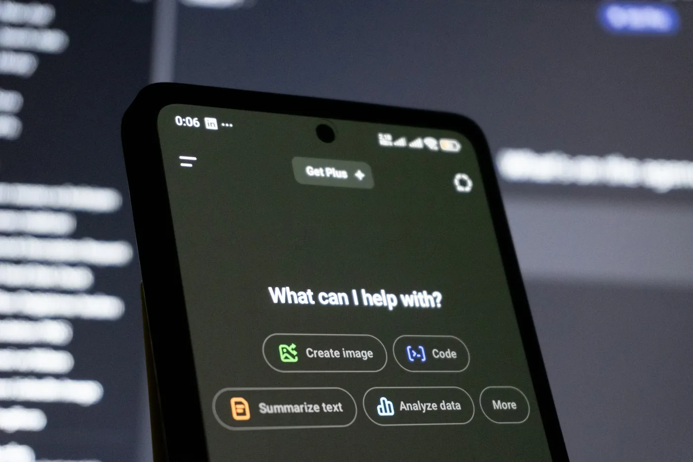 Smartphone mit geöffnetem KI-Assistenten, der auf eine Nutzerfrage antwortet